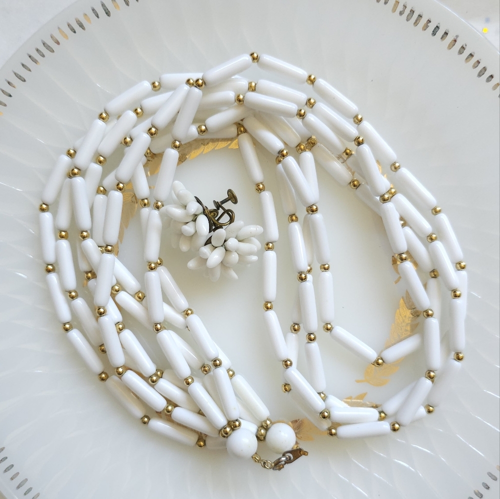 1970s Lucite Multistrand Necklace. Vintage Necklace. Lucite. Beaded Necklace.